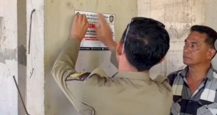Ket poto: petugas Satpol PP Jembrana segel salah satu bangunan tanpa izin resmi Ket poto: petugas Satpol PP Jembrana segel salah satu bangunan tanpa izin resmi