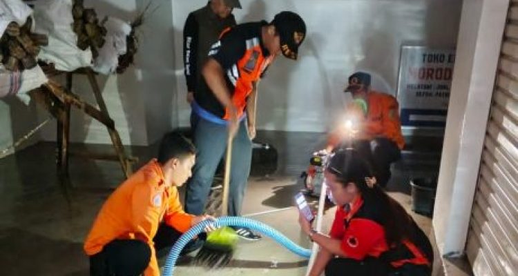 Ket poto: Petugas BPBD Jembrana saat menyedot air yang ada di dalam pasar