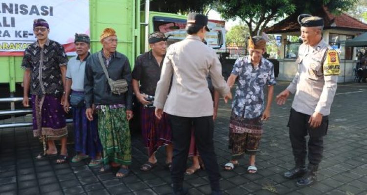 Ket poto: Kapolres Jembrana, AKBP Kadek Citra Dewi Suparwati serahkan bantuan 200 pipaair kepada warga Desa Pergung Ket poto: Kapolres Jembrana, AKBP Kadek Citra Dewi Suparwati serahkan bantuan 200 pipaair kepada warga Desa Pergung