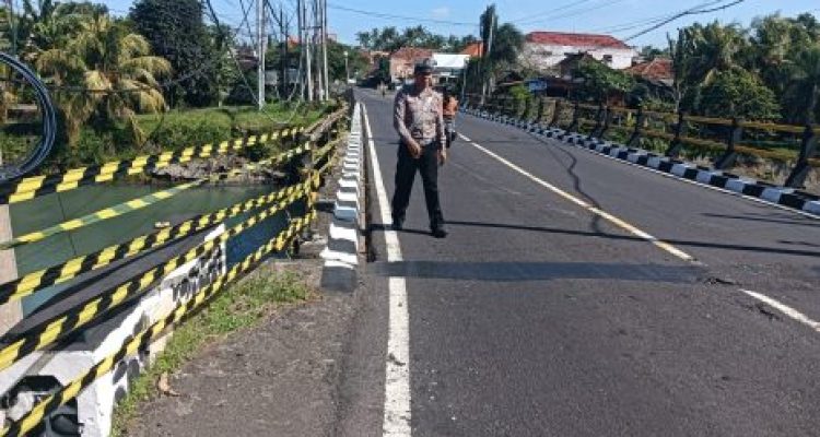 Ket poto: Pagar pengaman jembatan putus pasca ditabrak kendaraan, kini dipasangi Police Line