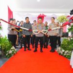 Ket poto: Kapolri Listyo Sigit Prabowo didampingi Kapolda Bali Irjen Daniel Adityajaya, Bupati Jembrana I Made Kembang Hartawan serta Kapolres Jembrana AKBP Kadek Citra Dewi Suparwati meresmikan Gedung SPPG Polres Jembrana