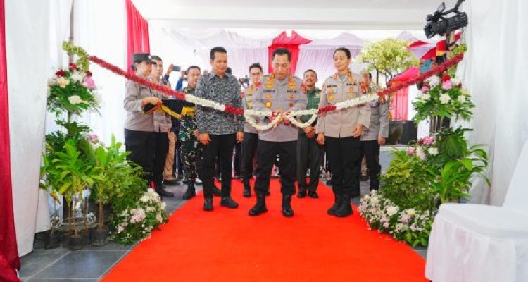 Ket poto: Kapolri Listyo Sigit Prabowo didampingi Kapolda Bali Irjen Daniel Adityajaya, Bupati Jembrana I Made Kembang Hartawan serta Kapolres Jembrana AKBP Kadek Citra Dewi Suparwati meresmikan Gedung SPPG Polres Jembrana Ket poto: Kapolri Listyo Sigit Prabowo didampingi Kapolda Bali Irjen Daniel Adityajaya, Bupati Jembrana I Made Kembang Hartawan serta Kapolres Jembrana AKBP Kadek Citra Dewi Suparwati meresmikan Gedung SPPG Polres Jembrana