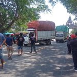 Ket poto: Sejumlah sopir truk arahkan teruk yang melintas ke Terminal Kargo Gilimanuk