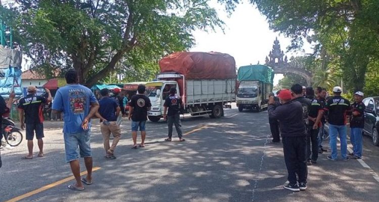 Ket poto: Sejumlah sopir truk arahkan teruk yang melintas ke Terminal Kargo Gilimanuk