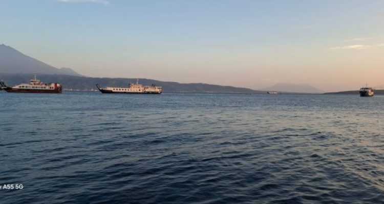 Ket poto: Saat evakuasi KMP Gerbang Samudra 2 ditarik 2 kapal Ket poto: Saat evakuasi KMP Gerbang Samudra 2 ditarik 2 kapal