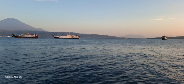 Ket poto: Saat evakuasi KMP Gerbang Samudra 2 ditarik 2 kapal