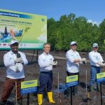 Ket poto: para delegasi 26th Inter-Islands Tourism Policy (Itop) Forum di Bali, juga melakukan penanaman mangrove di Taman Hutan Rakyat (Tahura) Ngurah Rai, Minggu (22/6).