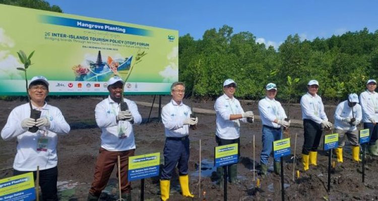 Ket poto: para delegasi 26th Inter-Islands Tourism Policy (Itop) Forum di Bali, juga melakukan penanaman mangrove di Taman Hutan Rakyat (Tahura) Ngurah Rai, Minggu (22/6).