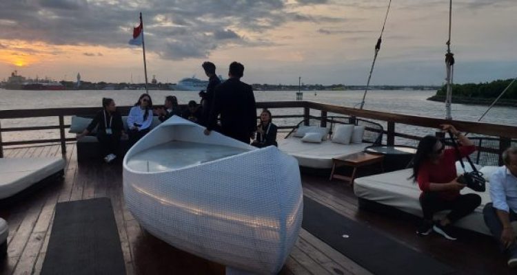 Ket poto: Para delegasi Itop sunset dinner di atas kapal Phinisi Cruise Ket poto: Para delegasi Itop sunset dinner di atas kapal Phinisi Cruise