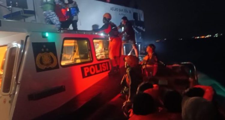 Ket poto: Sar gabungan evakuasi penumpang di KMP Agung Samudra IX Ket poto: Sar gabungan evakuasi penumpang di KMP Agung Samudra IX