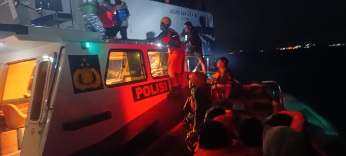 Ket poto: Sar gabungan evakuasi penumpang di KMP Agung Samudra IX