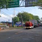 Ket poto: Antrean kendaraan menuju Pelabuhan Gilimanuk telah sampai di Terminal Kargo Gilimanuk Ket poto: Antrean kendaraan menuju Pelabuhan Gilimanuk telah sampai di Terminal Kargo Gilimanuk