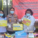 Ket poto: Kejari Jembrana musnahkan puluhan barang bukti