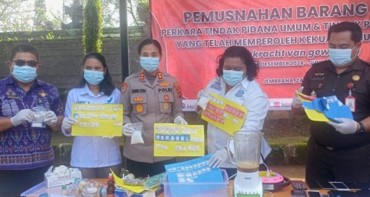 Ket poto: Kejari Jembrana musnahkan puluhan barang bukti