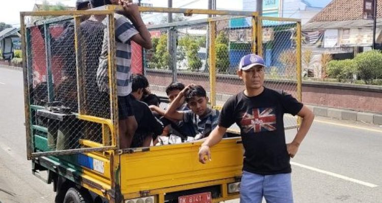 Ket poto: Lurag Gilimanuk angkut 14 anak jalanan dibawa ke Pelabuhan Gilimanuk untuk dipulangkan