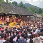 Ket poto: Tradisi Perang Pandan di Tenganan tampak dipadati wisatawan.