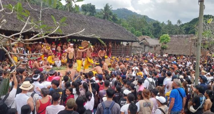 Ket poto: Tradisi Perang Pandan di Tenganan tampak dipadati wisatawan.