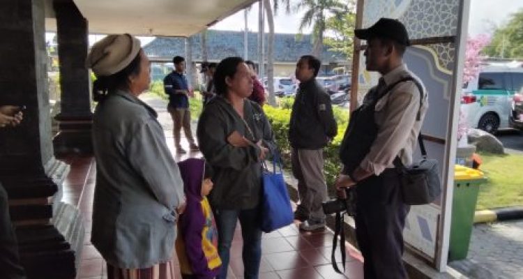 Ket Poto: keluarga korban mulai mendatangi Pelabuhan Gilimanuk menanyakan saudaranya yang ikut menjadi korban KMP Tanu Pratama Jaya yang tenggelam di Selat Bali Ket Poto: keluarga korban mulai mendatangi Pelabuhan Gilimanuk menanyakan saudaranya yang ikut menjadi korban KMP Tanu Pratama Jaya yang tenggelam di Selat Bali