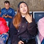 Ket poto: Menantu korban (tengah) dan Istri korban (kiri)