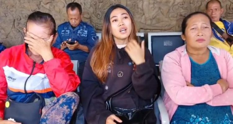 Ket poto: Menantu korban (tengah) dan Istri korban (kiri)