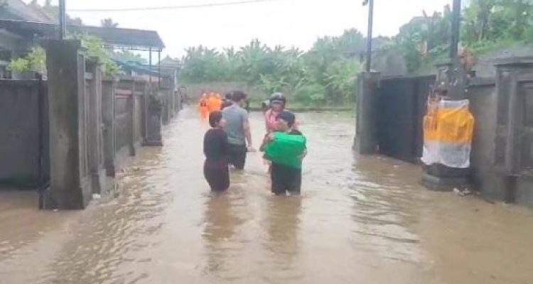 Ket poto: Warga di salas satu wilayah di Jembrana mulai mengungsi Ket poto: Warga di salas satu wilayah di Jembrana mulai mengungsi
