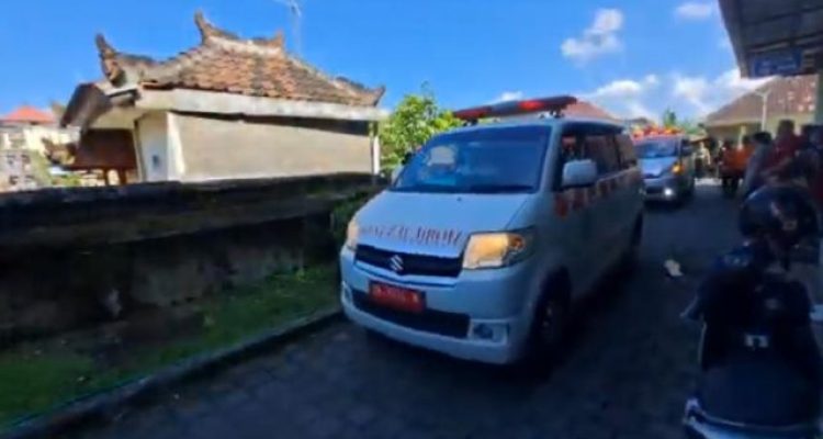 Ket poto: Jenazah 2 korban KMP Tunu Pratama Jaya diberangkatkan dari RSU Negara ke RSU Blangbangan untuk dilakukan identifikasi