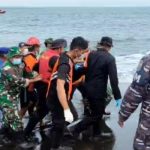 Ket poto: Tim Sar gabungan evakuasi jenazah yang ditemukan oleh nelayan