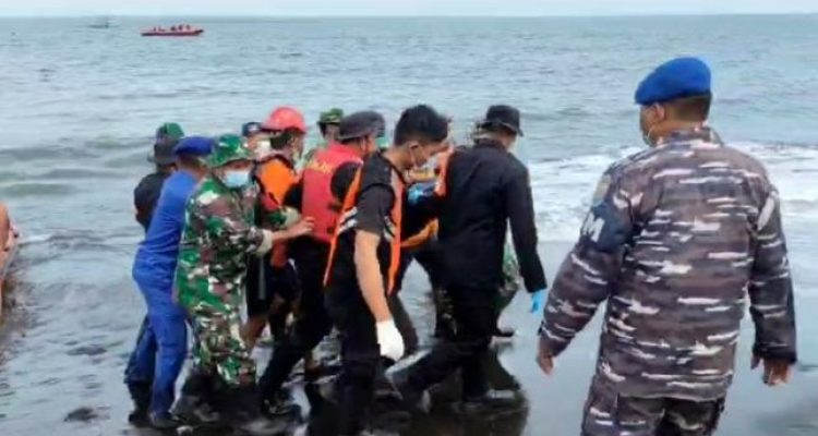 Ket poto: Tim Sar gabungan evakuasi jenazah yang ditemukan oleh nelayan