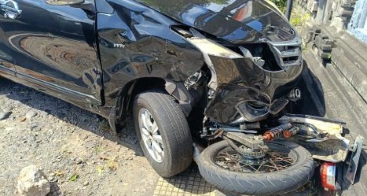 Ket poto: Setelah ditabrak motor Vario, kendaraan Avanza menabrak motor Yamaha RZ King diseret sampai tembok Kantor Desa Tukadaya