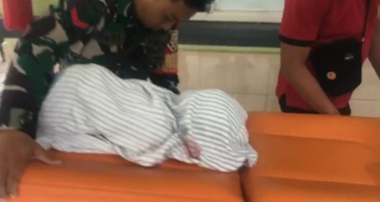 Ket poto: Balita 3 tahun korban kapal tenggelam ditemukan di Pantai Pengambengan tiba di RSU Negara