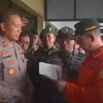 Ket poto: Penyerahan jenazah dan korban selamat di Pelabuhan Ketapang