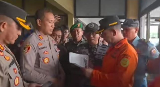 Ket poto: Penyerahan jenazah dan korban selamat di Pelabuhan Ketapang