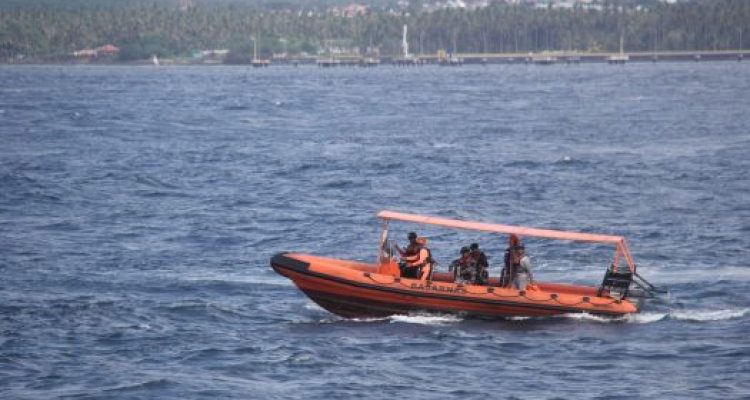 Ket poto: Tim Sar Gabung terus melakukan pencarian di Selat Bali