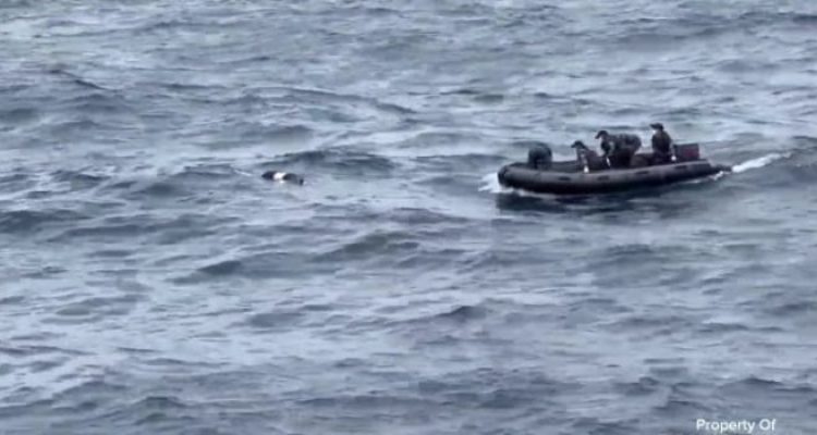 Ket poto: Tim Sar gabungan evakuasi jenazah Kadek Oka yang terapung di Perairan Selat Bali