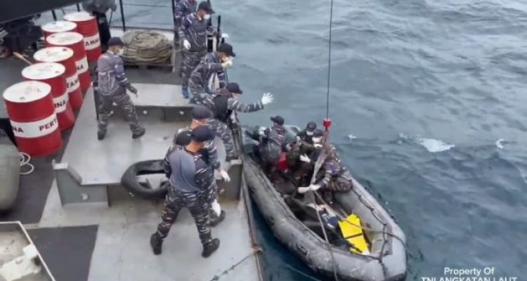 Ket poto: Tim Sar gabungan evakuasi jenazas KadekOka ke KRI Tongkol