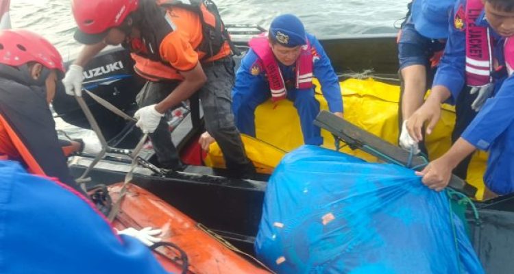 Ket poto: dua jenazah berhasik dievakuasi Tim Sar Gabungan di Perairan Banyuwangi Ket poto: dua jenazah berhasik dievakuasi Tim Sar Gabungan di Perairan Banyuwangi