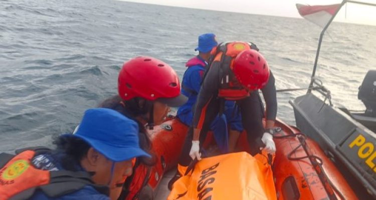 Ket poto: Tim Sar gabungan evakuasi jenazah KMP Tunu Pratama Jaya di Selat Bali Ket poto: Tim Sar gabungan evakuasi jenazah KMP Tunu Pratama Jaya di Selat Bali