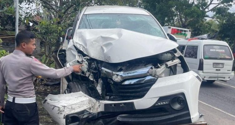 Ket poto: kendaraan Daihatsu Xenia ringsek setelah bertabrakan dengan truk tanki