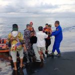 Ket poto: Tim Sar evakuasi jenazah yang ditemukan oleh nelayan di Perairan Pantai Pebuahan