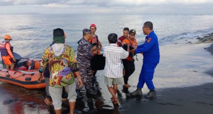 Ket poto: Tim Sar evakuasi jenazah yang ditemukan oleh nelayan di Perairan Pantai Pebuahan