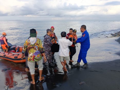 Ket poto: Tim Sar evakuasi jenazah yang ditemukan oleh nelayan di Perairan Pantai Pebuahan