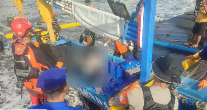 Ket poto: Tim Sar Gabungan evakuasi jenazah diata perahu di Pantai Pebuahan