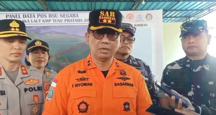 Ket poto: Kepala Kantor Pencarian dan Pertolongan Denpasar, I Nyoman Sidakarya, saat dikonfirmasi. Ia didampingi oleh Danlanal Denpasar Kolonel Laut (P) Cokorde Gede Parta Pemayun, Dandim 1617 Jembrana Letkol Inf. M. Adriansyah, dan Kapolres Jembrana AKBP Kadek Citra Suparwati.