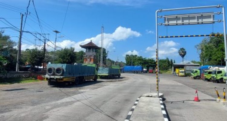Ket poto: Sejumlah truktronton memilih parkir dari pada lewat jalur Singaraja