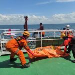 Ket poto: Tim Sar Gabungan evakuasi jenazah dari Pesisir Banyuwangi Ket poto: Tim Sar Gabungan evakuasi jenazah dari Pesisir Banyuwangi