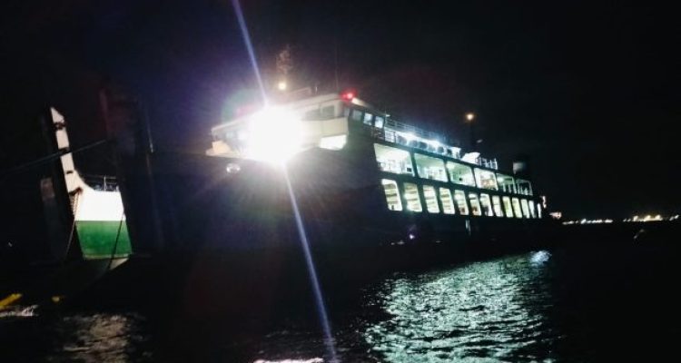 Ket poto: Kapal Motor Penumpang (KMP) Agung Samudera XVIII kandas di perairan Selat Bali