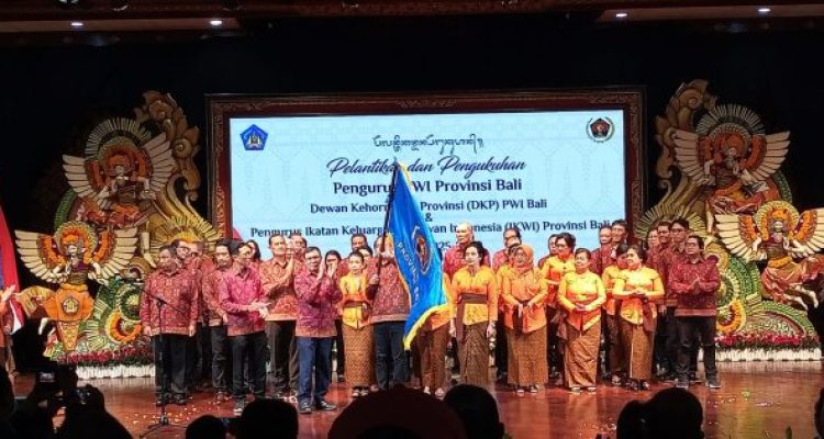 Ket poto: Pelantikan yang disertai pengukuhan Pengurus PWI dan Ikatan Keluarga Wartawan Indonesia (IKWI) Provinsi Bali ini berlangsung penuh makna di Gedung Ksirarnawa, Taman Budaya, Denpasar, pada Selasa (22/7/2025).
