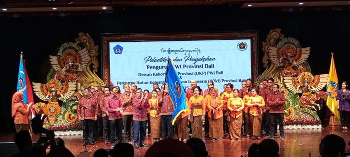 Ket poto: Pelantikan yang disertai pengukuhan Pengurus PWI dan Ikatan Keluarga Wartawan Indonesia (IKWI) Provinsi Bali ini berlangsung penuh makna di Gedung Ksirarnawa, Taman Budaya, Denpasar, pada Selasa (22/7/2025).