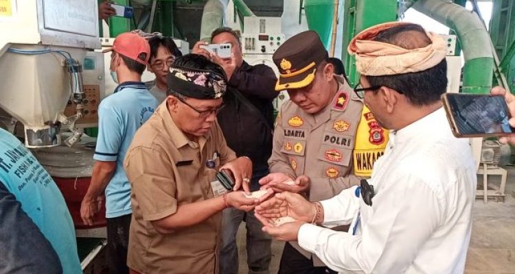 Ket poto: Tim Gabungan sidak Pabrik Penggilingan Beras Jaya Baru di Desa Pengambengan
