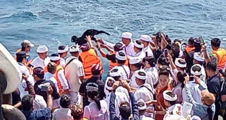 Ket poto: Prosesi mulang pakelem di Selat Bali